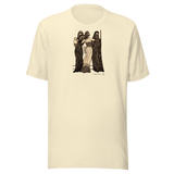 Maglietta unisex Natural, tre figure illustrate sul fronte. Mockup nativo senza sfondo.