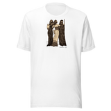 Maglietta unisex White, tre figure illustrate sul fronte. Mockup nativo senza sfondo.