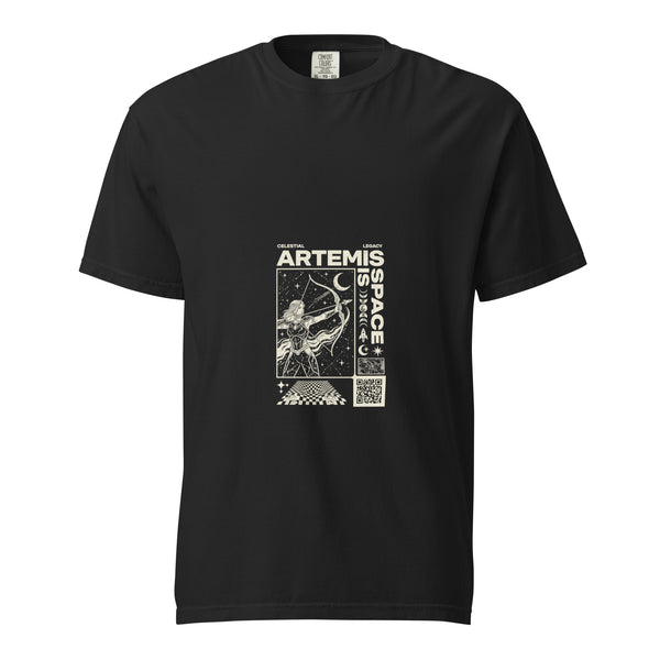 T-shirt in cotone pesante nera vista di fronte, con Artemide arciera, stelle, luna, scritte color avorio e QR
