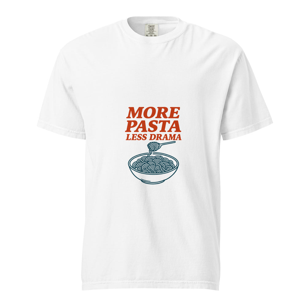 T-shirt in cotone pesante bianca vista di fronte, con scritta arancione More Pasta Less Drama e ciotola petrolio di spaghetti sollevati da una forchetta