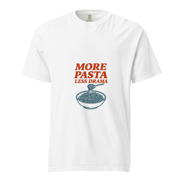 T-shirt in cotone pesante bianca vista di fronte, con scritta arancione More Pasta Less Drama e ciotola petrolio di spaghetti sollevati da una forchetta