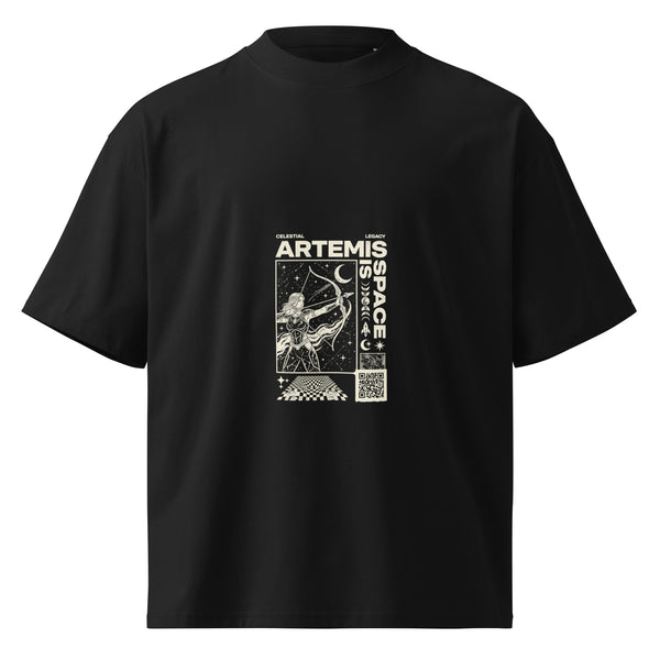 T-shirt oversize organica nera vista di fronte, con Artemide arciera, stelle, luna, scritte color avorio e QR