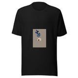 Maglietta unisex nera vista di fronte. Una yurta chiara dalla porta rossa sostiene una lunga voluta blu, attraversata da segni e stelle. Mockup del capo completo.
