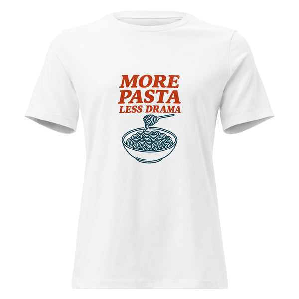 T-shirt donna morbida bianca vista di fronte, con scritta arancione More Pasta Less Drama e ciotola petrolio di spaghetti sollevati da una forchetta